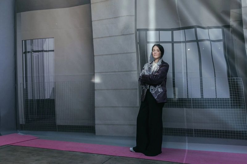 Lamarche-Vadel站在“Monument”前