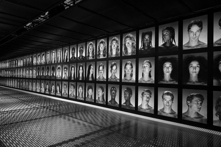 Gucci 2023春夏秀场地点：满是照片墙的空间