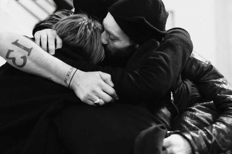 Saberi与工作室成员拥抱