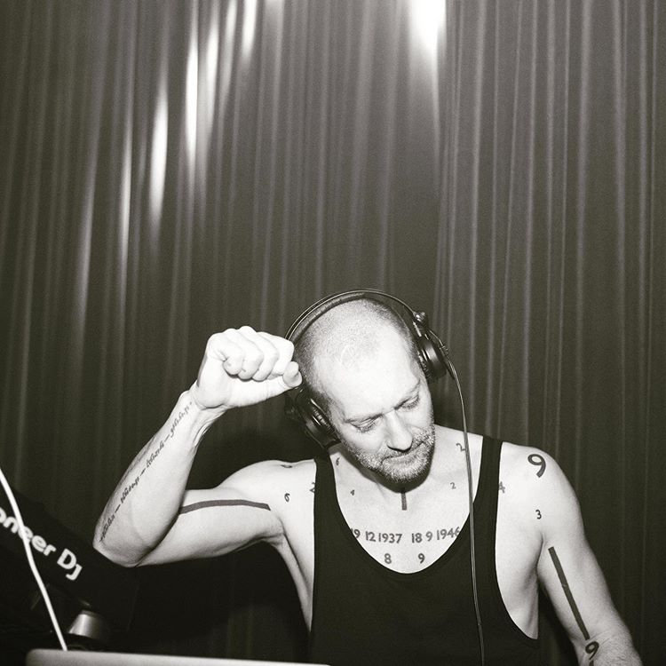 “别问，问就是爱过”