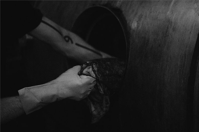 甚是符合Saberi形象的照片：少言，多做，且细致