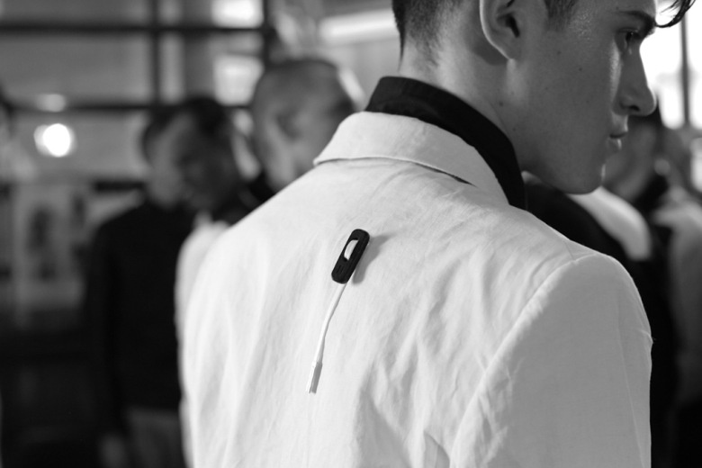 13季度白色blazers上的系带细节