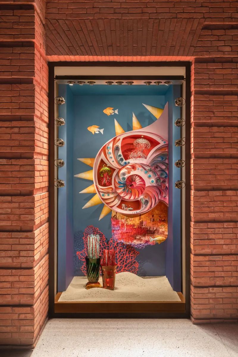 橱窗,各种如同魔幻现实的场景,充满不可思议的想象和趣味,鲜明的风格