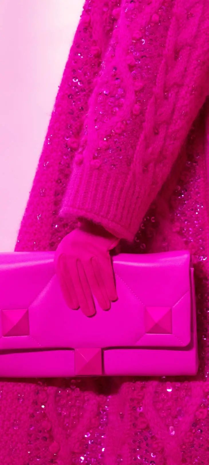 "valentino粉"将单一的粉红色调打造出自由的多样性