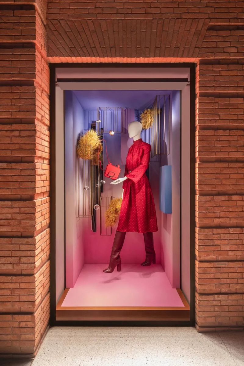 annie beaumel为hermès设计的橱窗,各种如同魔幻现实的场景,充满不可